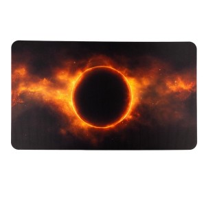 Gumowa mata do gier karcianych: 24"x14" / 61x35,5 cm - Płonąca planeta
