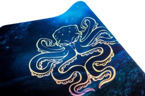 Mata gumowa Premium: Błyszcząca Ośmiornica 61x35 cm z wykończeniem Holo