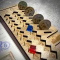 Plansza-Gracza-do-Eldritch-Horror,-HDF-Dab-Sonoma,-zblizenie-03.webp