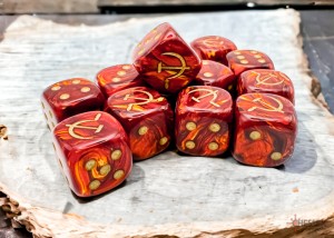 Kości Chessex - kostka k6 16mm - Soviet Union War Scarab Scarlet/gold