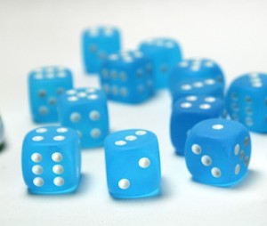 Kości Chessex - kostka k6 16mm - Frosted Caribbean Blue/white