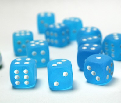 Kości Chessex - kostka k6 16mm - Frosted Caribbean Blue/white